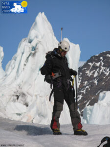Bjorn prepares the rope for the climb on the glacier