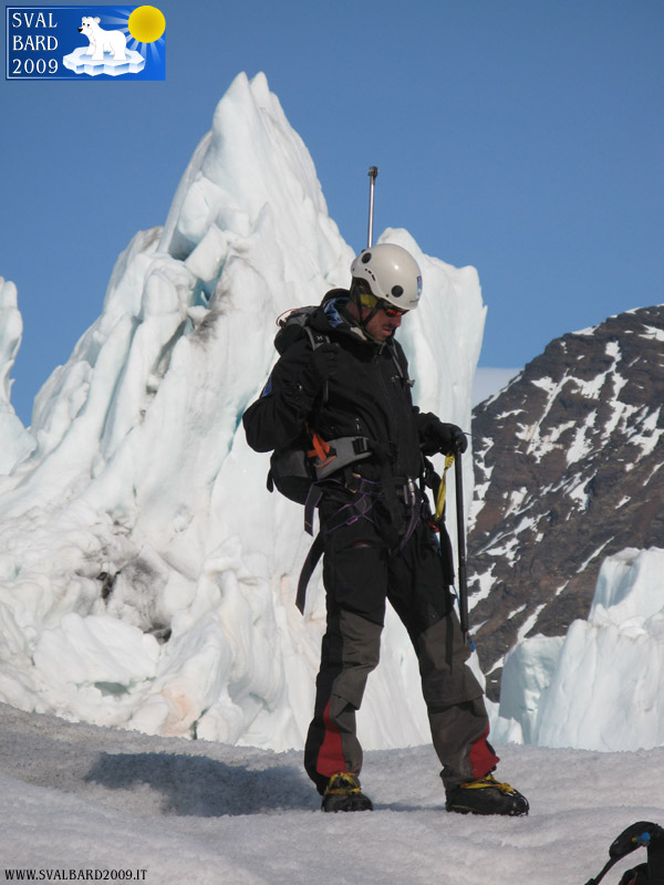 Bjorn prepares the rope for the climb on the glacier