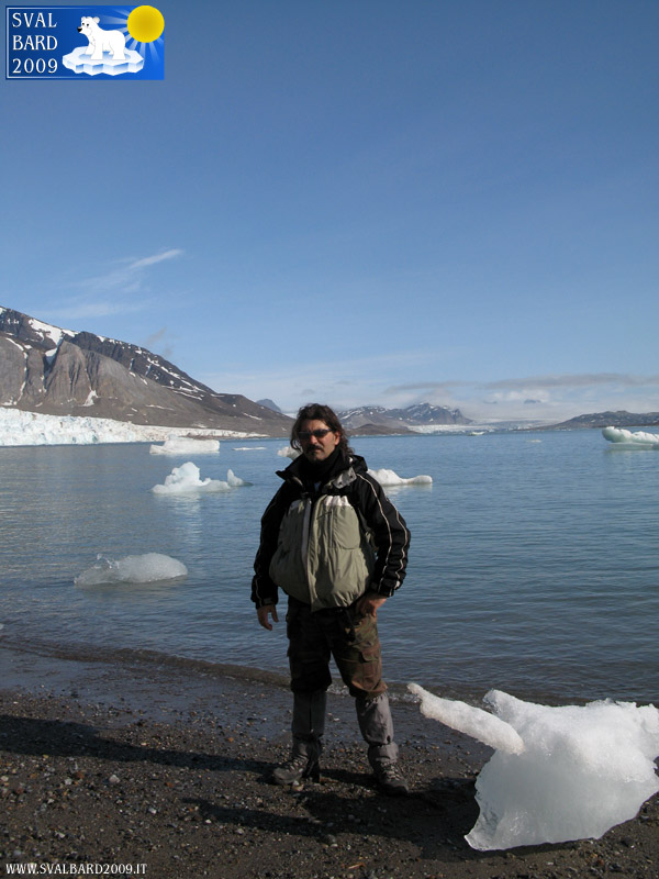 On the beach of Kongsfdjord – Picture by Silvia