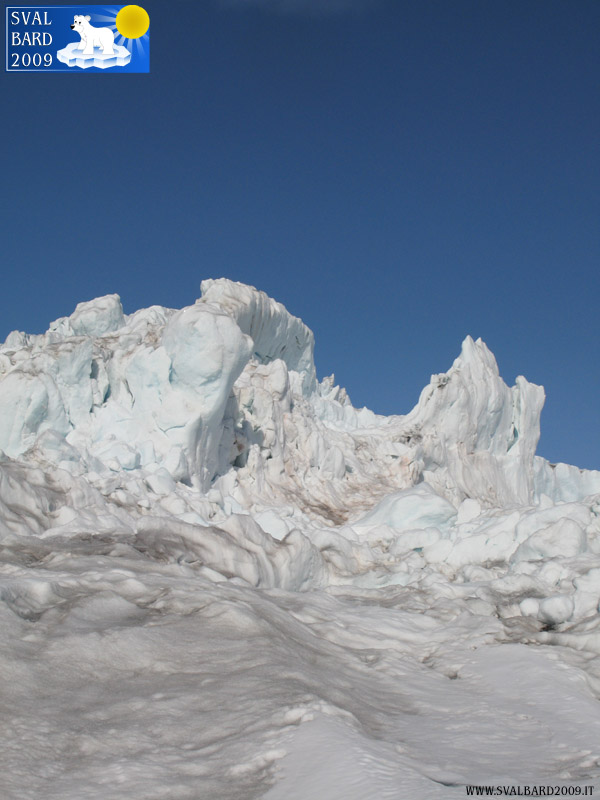 Seracs in the Conway glacier -2