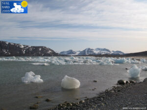Ice in Kongsfjorden near the shore -2