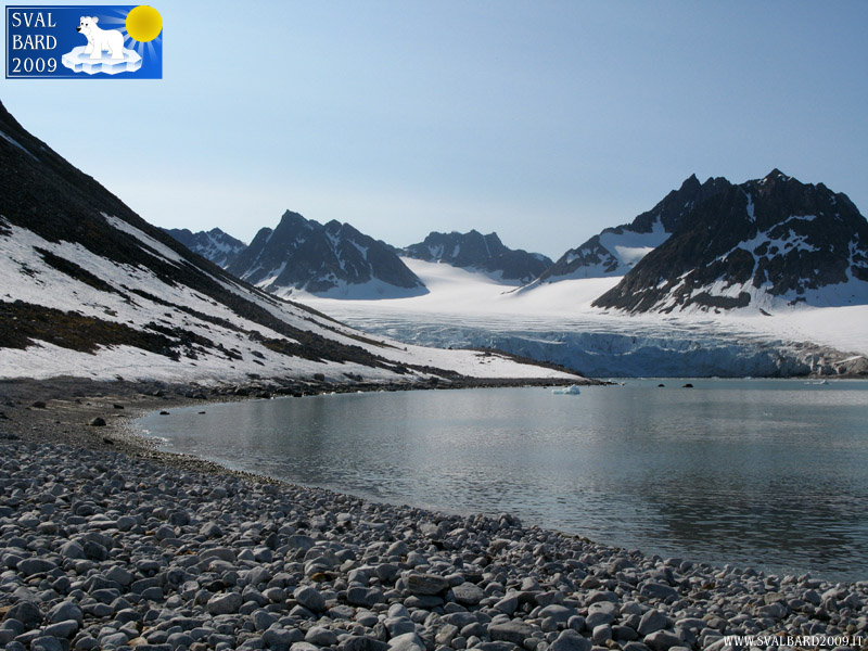 Cove in Magdalenefjord