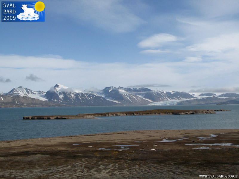Little island in front of Ny-Ålesund