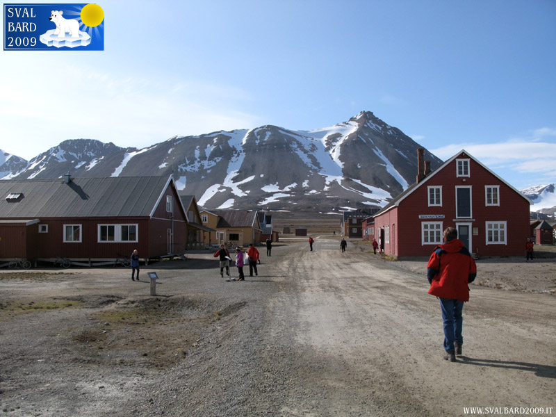 The main street in Ny-Ålesund