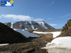 Mountains behind Ny-Ålesund