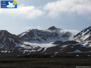 Mountains behind Ny-Ålesund -2