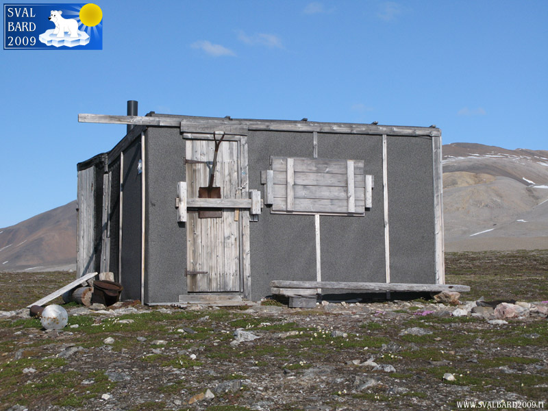 Modern cabin in Kongsfjorden