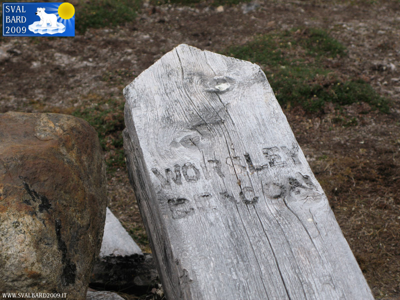 Rests of the beacon of Frank Worsley